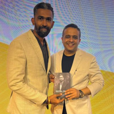 elvakumar founder of 123Tws.com present his DIGITAL DNA book to Rajiv Talreja during 3-Day Business PACE Program in Bangalore